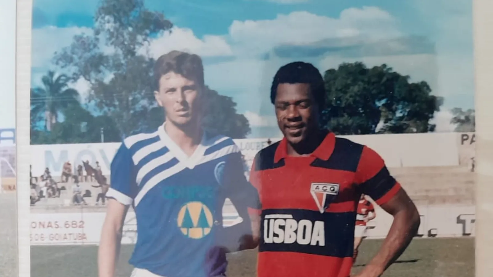 Fotografia histórica do acervo da clínica, com dois jogadores em campo